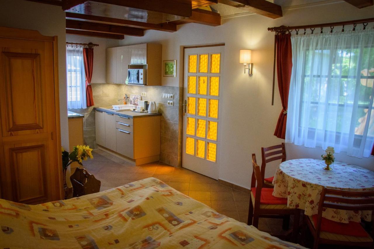 Apartament Huszar Vendeghaz Orvenyes Zewnętrze zdjęcie
